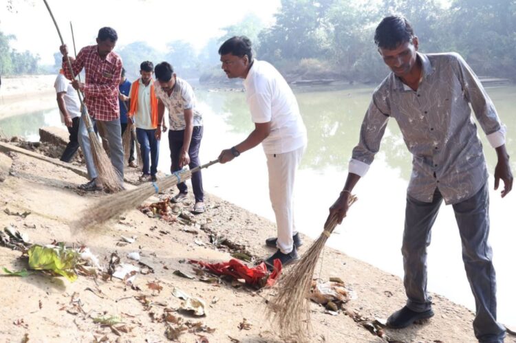 Cleanliness drive with public participation and service pledge in Rampur Ashram