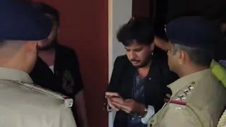IAS officer's misbehavior with police in a pub proves costly! Action taken against him