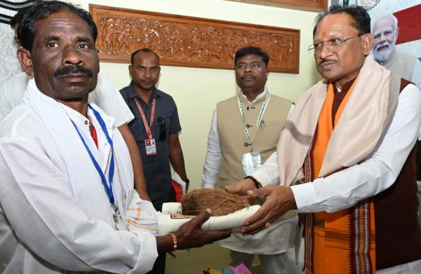 Chief Minister honours Baiga, Gunia and Sirha community- the protectors of Tribal tradition : Tribal communities including Baiga, Gunia, Sirha will get honorarium of Rs 5,000 annually.