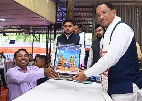 Amazing sight at the public meeting: Ankush Dewangan of Bhilai presented a miniature marble statue of Prime Minister Narendra Modi to the Chief Minister.
