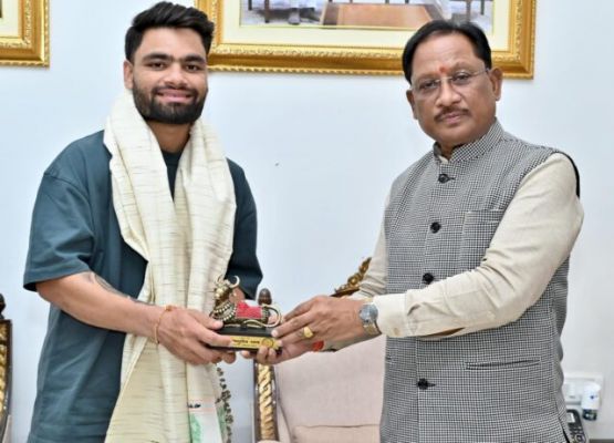 Indian cricket team batsman Rinku Singh made a courtesy call on the Chief Minister