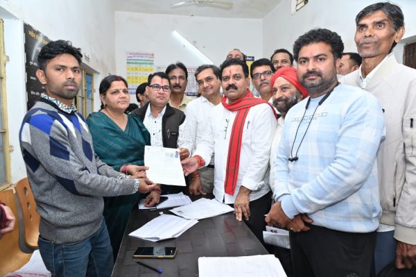 The Deputy Chief Minister reached the polling station and filled his SIR form.