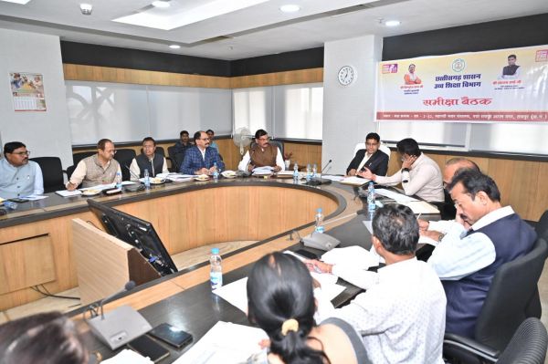 Minister Tank Ram Verma took a review meeting of the Higher Education Department.
