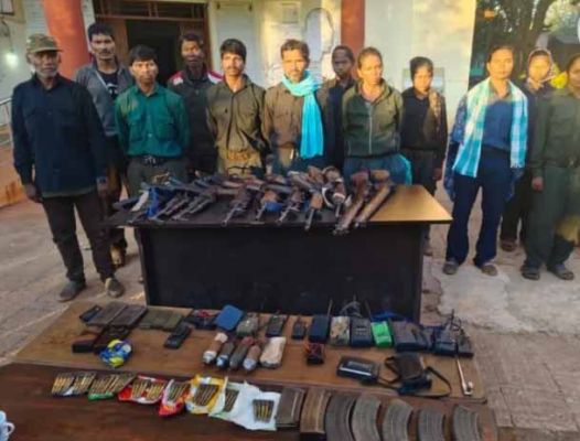 1 crore reward CCM Ramdher Majji and 11 Naxalites surrendered