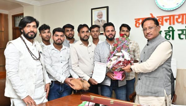 A delegation of the Post Matric Scheduled Caste Hostel paid a courtesy call on Chief Minister Sai.
