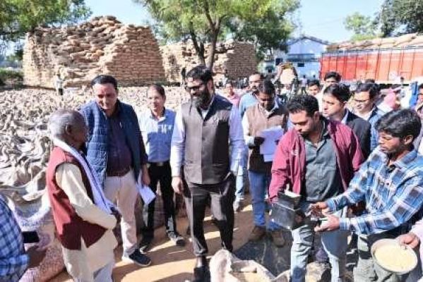 Collector Vyas suddenly reached Kerakachar paddy procurement center.