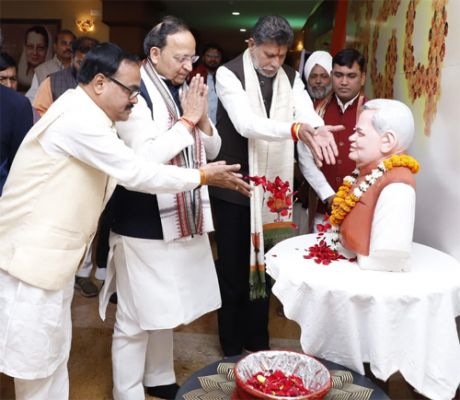 BJP National General Secretary Singh paid floral tribute to Atal ji.