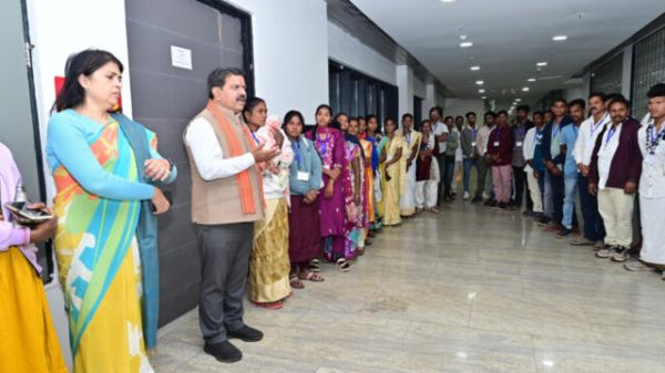 Deputy Chief Minister Vijay Sharma met the Gram Panchayat representatives of Sukma district.