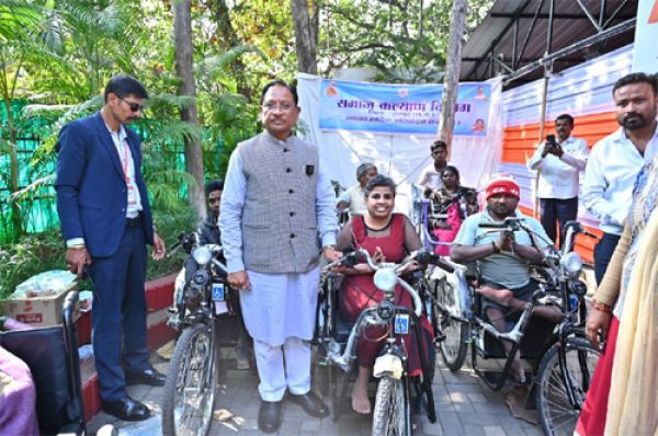 मुख्यमंत्री जनदर्शन में दिव्यांगजनों को मिली राहत, मुख्यमंत्री ने बैटरी चालित ट्राइसिकल किया प्रदान