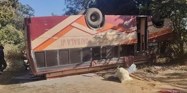 Passenger bus overturns on Mati Pahar-Jashpur road, major accident averted