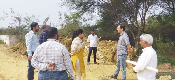 Administration's bulldozer runs on encroachment in Amlidih drain