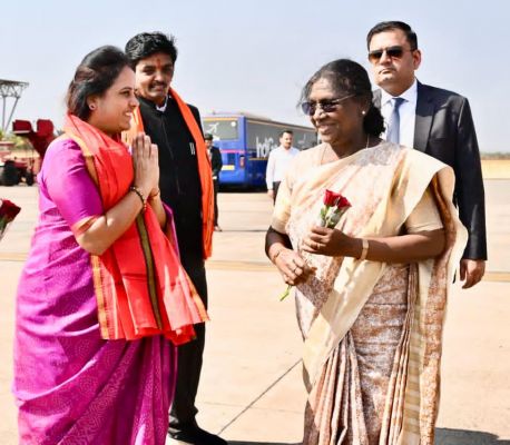 Mayor Meenal Choubey accorded a warm welcome to President Draupadi Murmu at the airport.