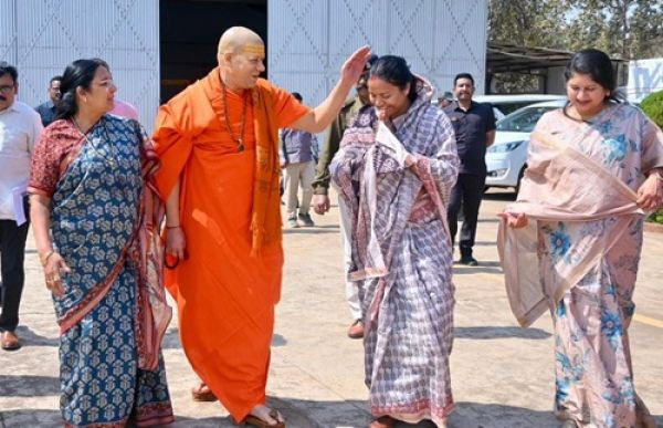 Laxmi Rajwade took blessings from Swami Kailashananda