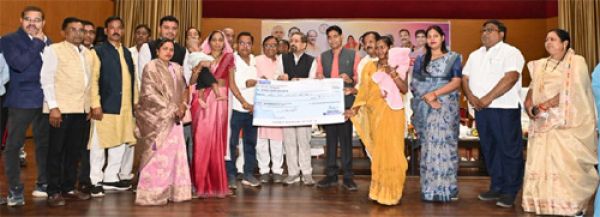 Labour brothers and sisters should become aware to take maximum benefit of the welfare schemes of the Labour Department - Verma