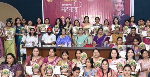 65 women working for society and public welfare received the Mahtari Alankaran award.
