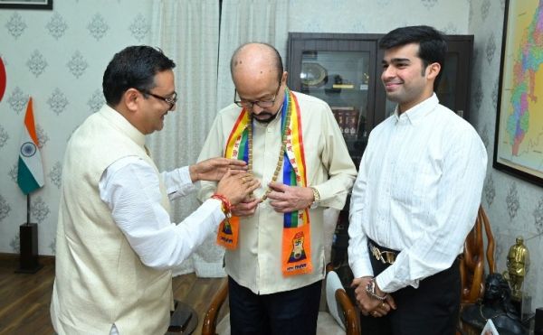 Manohar Gaushala Trustee presented the Governor with a Vedic garland made of cow dung.