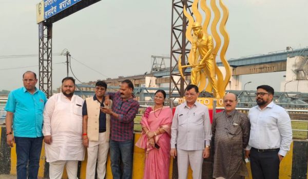 Industry Minister unveiled the statue of Coleman.