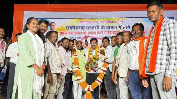 Various societies and organizations honored Deputy Chief Minister Sharma with pomp and show and weighed him with laddus on the occasion of Chhattisgarh's liberation from armed Naxalism.