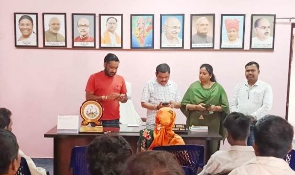 Chitrakoot MLA Shri Vinayak Goyal completed the self-enumeration work