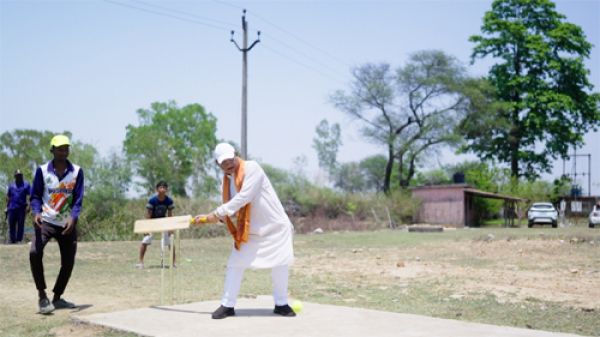Simplicity and affinity: Chief Minister Sai played cricket with children on Good Governance Festival, boosting their morale.