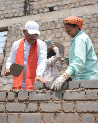 Chief Minister's Shramdaan at the construction site: Laying bricks with the labour sisters