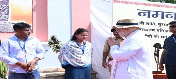Union Home Minister Shri Amit Shah tasted the tamarind of Bastar and said that the taste of tamarind here is not sour but sweet.