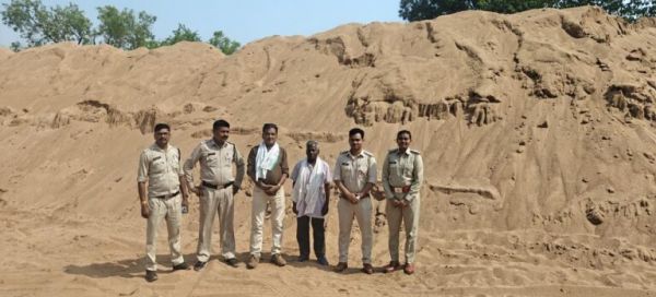 Mineral department takes major action against illegal sand mining and storage in Gobranwapara, 2 Poclains seized and sealed