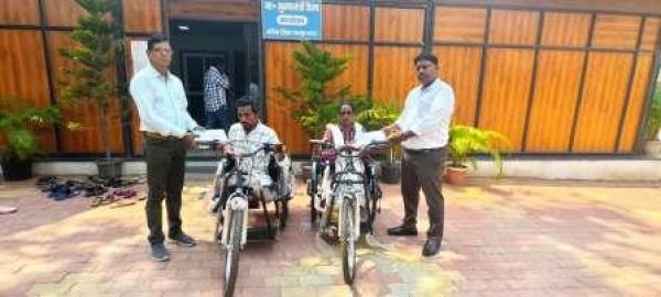 Chief Minister's Camp Office Bagiya became a center of public service, disabled people got tricycles immediately.
