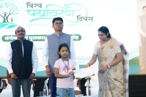 Minister O.P. Chaudhary honored the winners of the painting competition organized on World Environment Day.