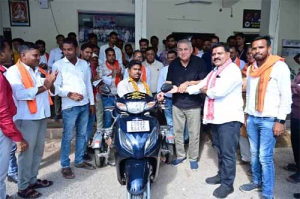 Due to the sensitive initiative of Deputy Chief Minister Sharma, handicapped Jivrakhan Patel got a scooter, his demand was fulfilled in a day.