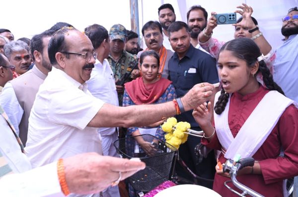 Deputy Chief Minister Arun Saw admitted the children to school by applying tilak on their foreheads during the school admission ceremony.