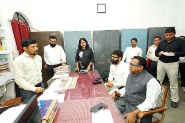 Surguja Divisional Commissioner Narendra Dugga inspected the Collectorate.