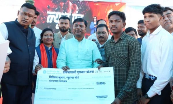 The message of 'Mann Ki Baat' resonated in Jagur: Crowds gathered to listen to PM Modi; Minister Kedar Kashyap distributed forest rights certificates.