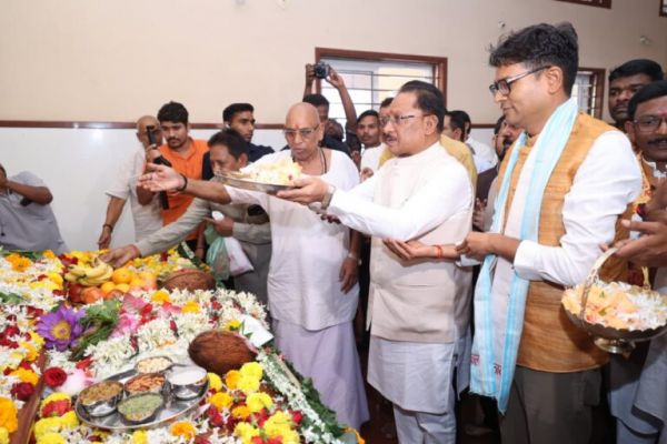 On Guru Purnima, the Chief Minister visited Aghor Guru Peeth Banora and took blessings from Baba Priyadarshi Ram.