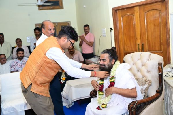 Finance Minister Chaudhary reached Acharya Gaddi Sadguru Kabir Dham on Guru Purnima.