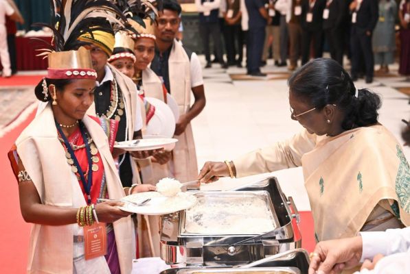 Historic moment: Manjhi-Chalaki of Bastar became special guests at Rashtrapati Bhavan, the President himself served the food.