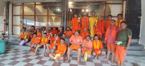 A group of Shiva devotees, led by former state general secretary Krishna Kumar Rai, set out from Jashpur and performed Jalabhishek at Baba Baidyanath Dham.