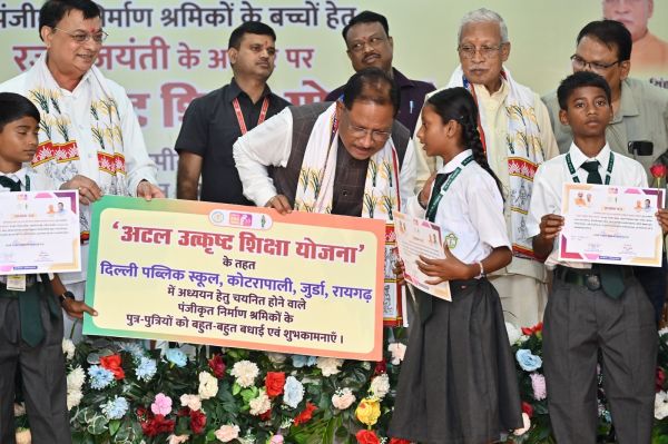 * Special ArticleAchievements of two and a half years - Chhattisgarh's new identity in the field of labour welfare 