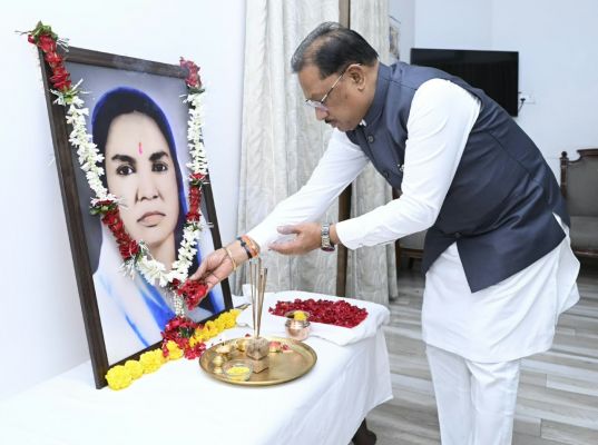 Chief Minister Shri Sai paid tribute to Chhattisgarh's first woman MP and social worker Minimata ji on her death anniversary.