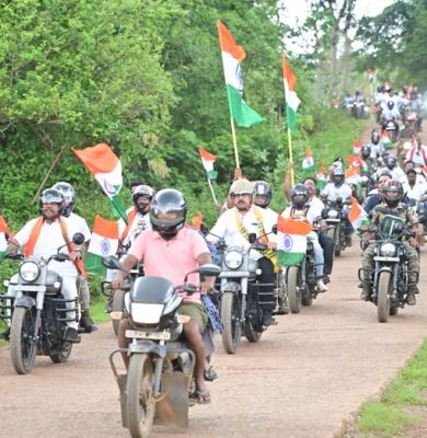 Bike Tiranga Yatra reached Barsoor under the leadership of Vijay Sharma and Kedar Kashyap.