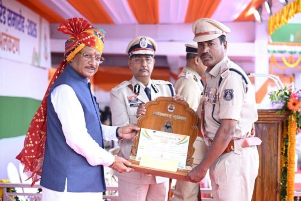 Chief Minister Vishnu Dev Sai felicitated officers and employees of the police and civil army for their outstanding service.