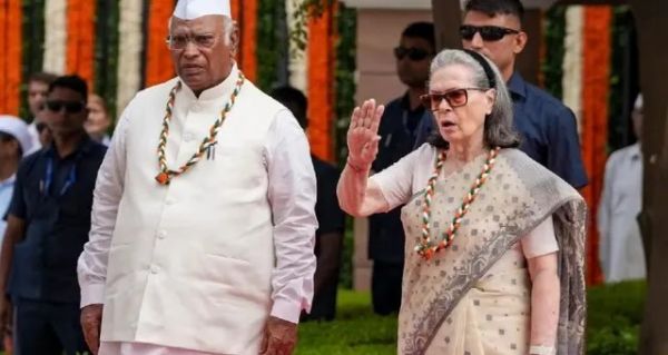 Sonia Gandhi FIR: FIR against Sonia Gandhi in Vande Mataram controversy