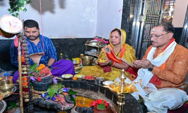 Chief Minister reached Faleshwarnath Temple in Bagiya on Nag Panchami: Performed Rudrabhishek with family, wished for happiness and prosperity of the state