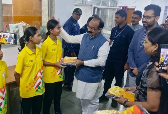 Deputy CM Saw congratulated the players of Khelo India Archery Centre by distributing kits.