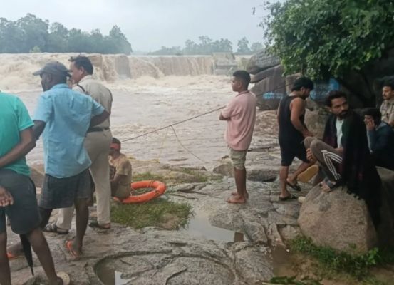 CHHATTISGARH RAIN ALERT: 3 friends stranded on island for 15 hours&hellip;