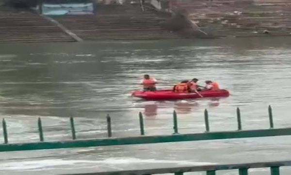 A 35-year-old man drowned while performing immersion of ashes at the Raipur Mahadev Ghat.