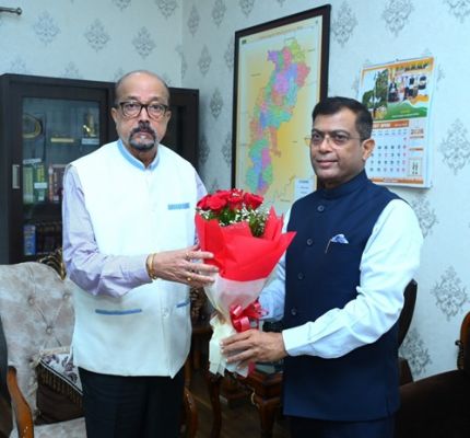 State Election Commissioner pays courtesy call on Governor Deka