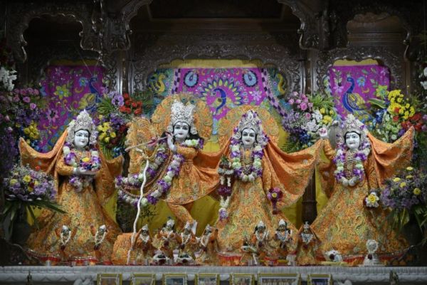 Janmashtami was celebrated with great pomp in Raipur, temples were thronged and the festival will continue for three days at ISKCON.