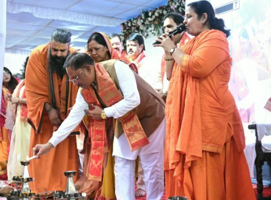 Kharun banks lit up with 1.25 lakh 'blessing lamps', a grand aarti was performed for the healthy and long life of Prime Minister Narendra Modi.