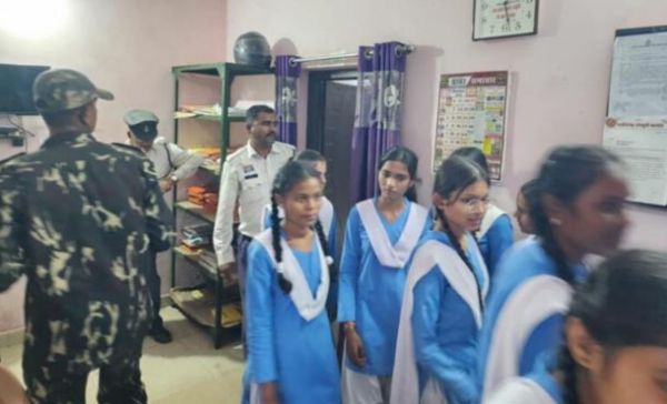 Students in Dhamtari learnt about the functioning of the traffic police and road safety rules.